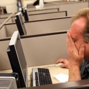 Hombre mirando el computador