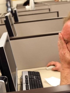 Hombre mirando el computador