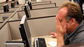 Hombre mirando el computador