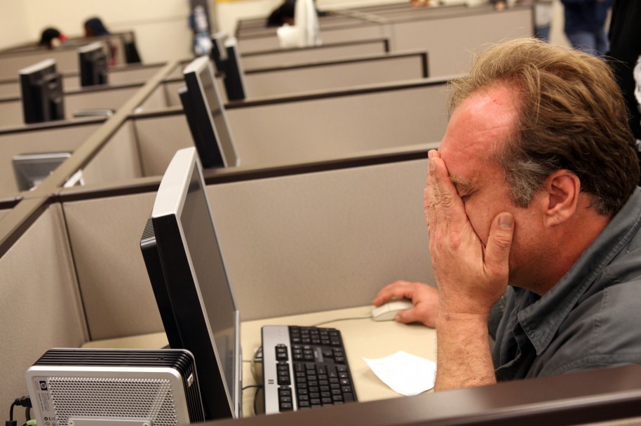 Hombre mirando el computador en el trabajo -pulzo.com