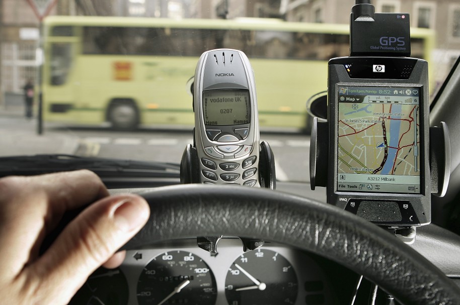 Hombre usando GPS en el carro - pulzo.com