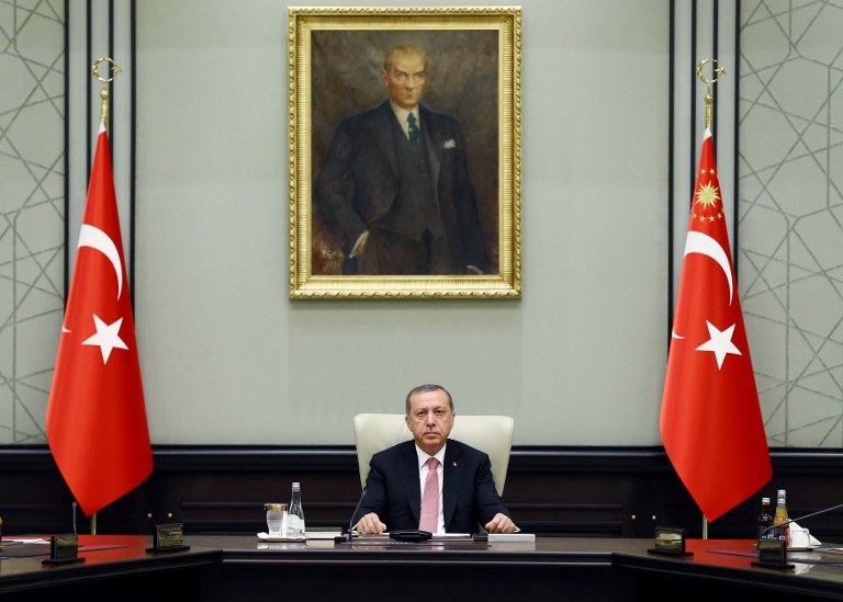 El presidente turco Recep Tayyip Erdogan presidió una reunión de seguridad tras el fallido golpe de estado contra su gobierno. Pulzo.com