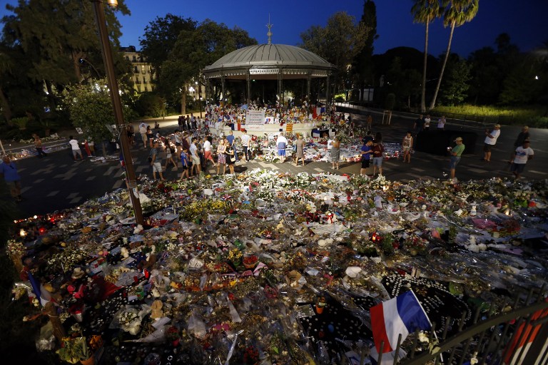 Con flores, notas y velas rindieron homenaje a las víctimas del atentado del Estado Islámico en Niza, Francia.