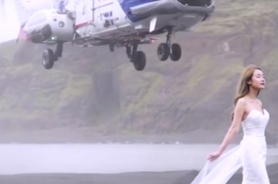 Novia y helicóptero