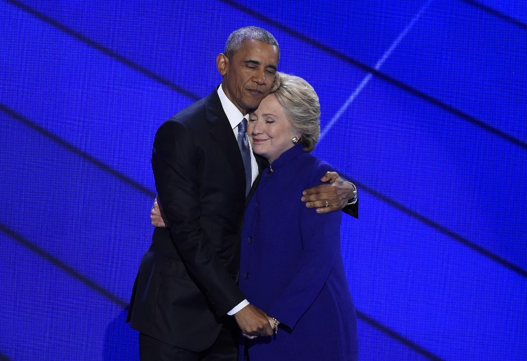 Barack Obama y Hillary Clinton se abrazaron durante la Convención Nacional Demócrata. Pulzo.com