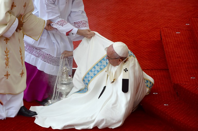 El Papa Francisco se cayó durante una misa que llevaba a cabo en Polonia. Pulzo.com