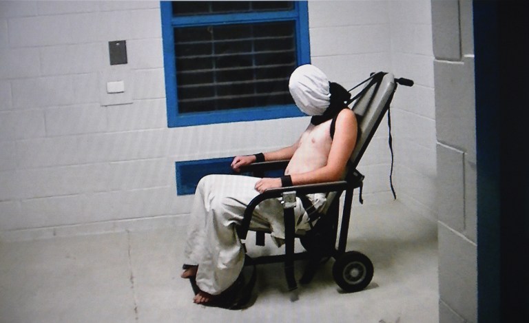 Al parecer, un joven australiano, con la cara tapada, fue atado a una silla en un centro de detención de menores.Pulzo.com