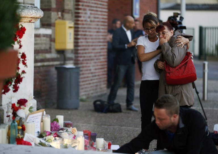 Una mujer lamentó la muerte de un cura en Francia, que fue asesinado por miembros del Estado Islámico. Pulzo.com