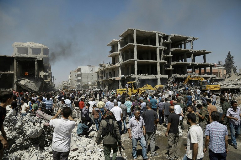 En la ciudad siria de Qamishli, varias personas se reunieron donde se perpetró un atentado bomba. Pulzo.com