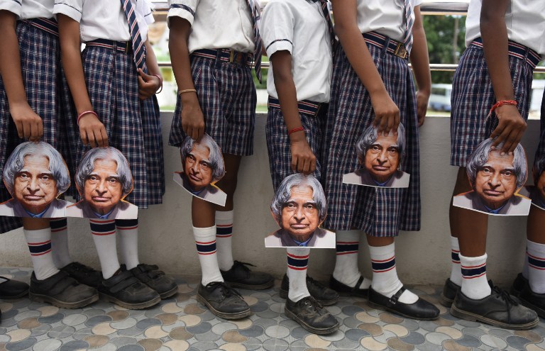 Con máscaras del expresidente indio A.P.J Kalam, estudiantes recordaron el primer aniversario de su muerte. Pulzo.com