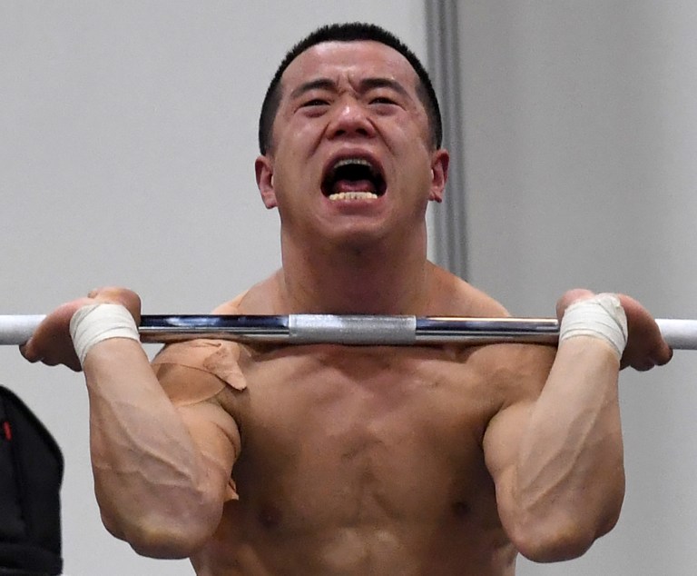 Un levantador de pesas coreano entrena para los Juegos Olímpicos. Pulzo.com