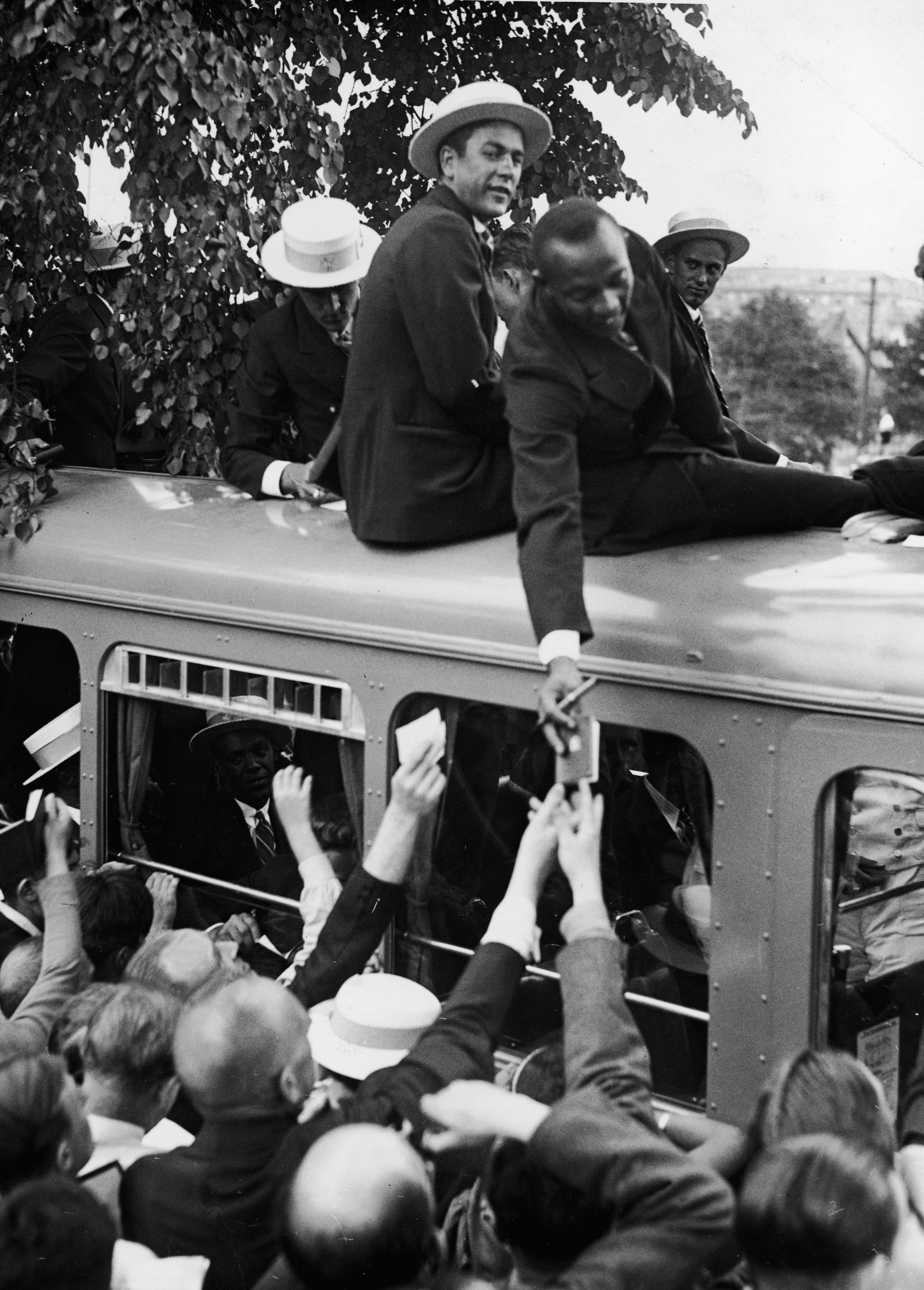 Jesse Owens firmando autógrafos a una multitud de alemanes. Julio de 1936 Jesse Owens firmando autógrafos a una multitud de alemanes. Julio de 1936