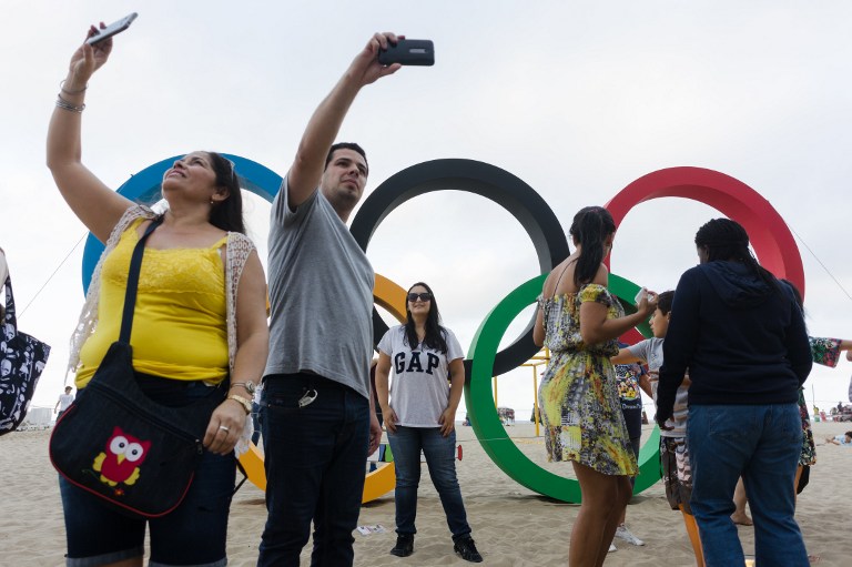 Turistas se toman fotos antes de los Juegos Olímpicos. Pulzo.com