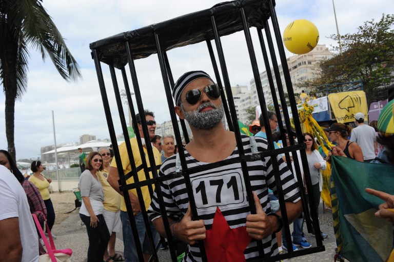 Protestas en contra y a favor de Dilma Rousseff antes del inicio de los Juegos Olímpicos.