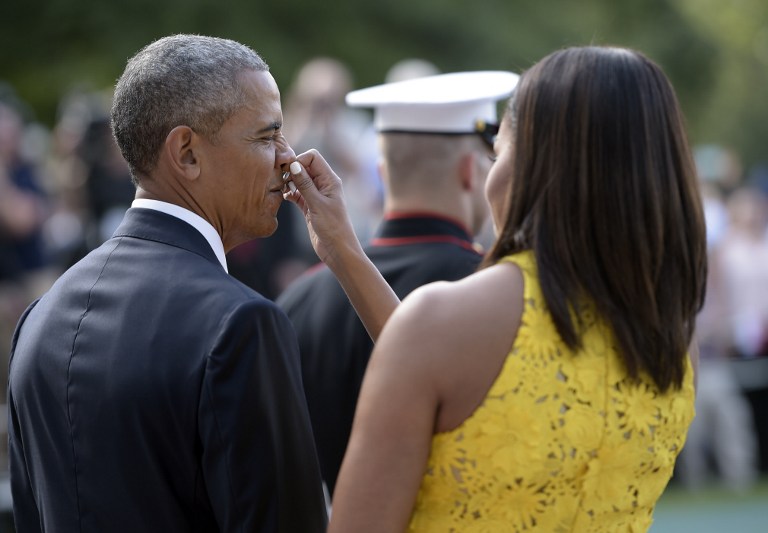 Michelle Obama le retoca la nariz al presidente de Estados Unidos, Barack Obama. Pulzo.com