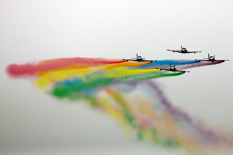 Aeronaves desprenden humo de colores en España. Pulzo.com