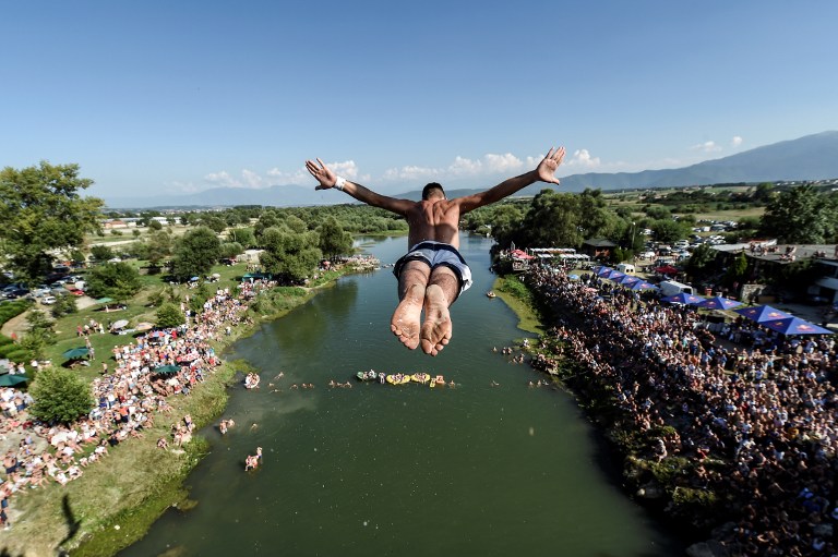 Salto en un río cercano al municipio de Gjakova, en Kosovo. Pulzo.com