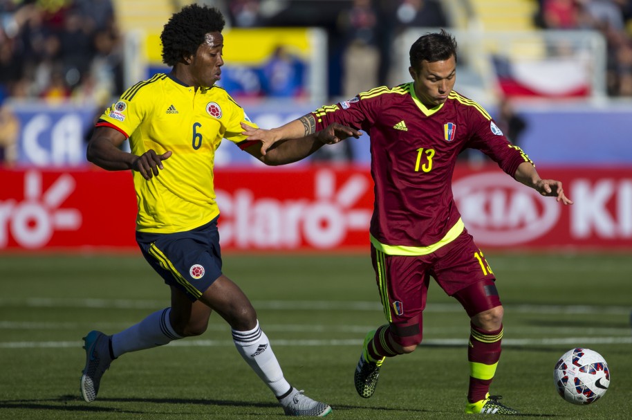 Carlos Sánchez jugando con Colombia - pulzo.com