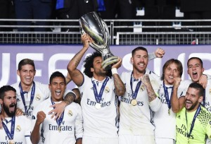 Marcelo sostiene la Supercopa / AFP