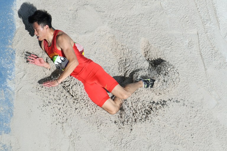 El atleta chino Cao Shuo compitió en la final de salto triple. Pulzo.com