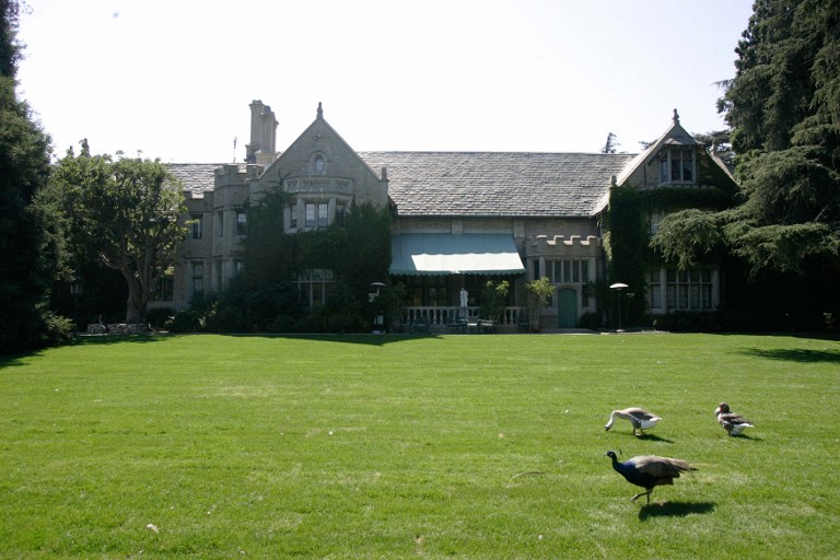 A view of the yard of Playboy Enterprises CEO Hugh Hefner's mansion is shown in Los Angeles, California 23 August 2006. Hefner called journalists to promote the premiere in France of the series "The Girl Next Door", a reality show that introduce the viewer into the daily life of Hefner and his three girlfriends. AFP PHOTO / HECTOR MATA / AFP PHOTO / HECTOR MATA