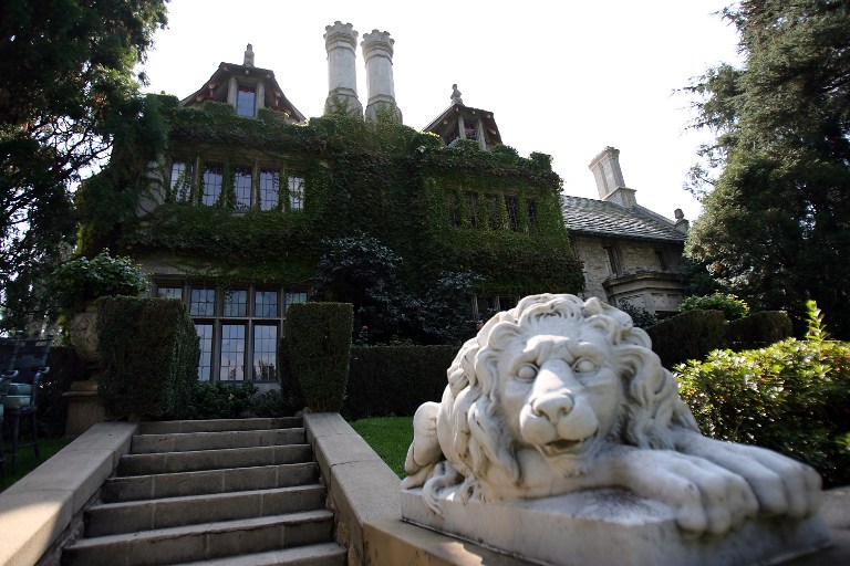 View of the Playboy Mansion, owned by US Playboy Magazine publisher Hugh Hefner in Beverly Hills, California, 14 October 2006. GABRIEL BOUYS / AFP PHOTO / GABRIEL BOUYS