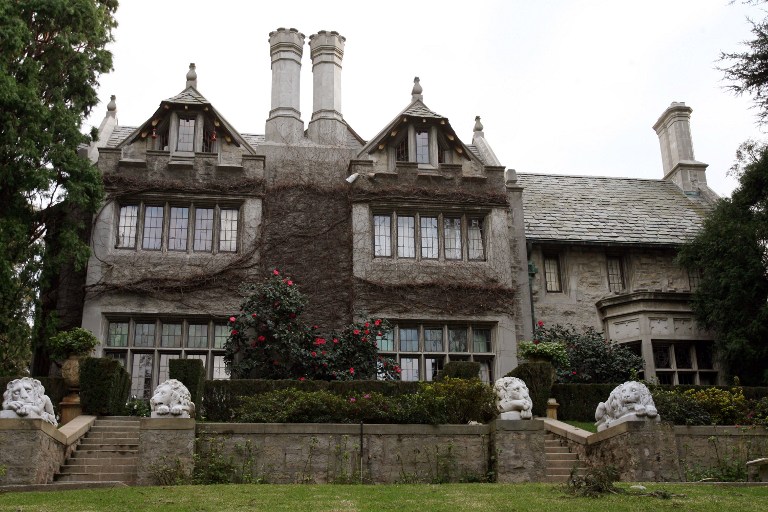 Playboy Magazine publisher Hugh Hefner's property, the Playboy Mansion, is pictured 11 January 2007 in Beverly Hills. AFP PHOTO/GABRIEL BOUYS / AFP PHOTO / GABRIEL BOUYS