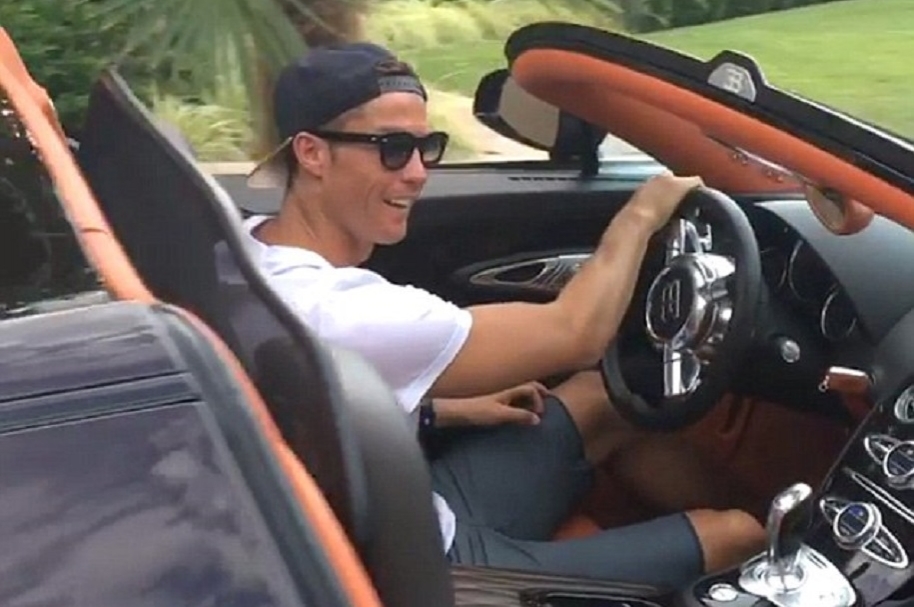 Cristiano Ronaldo en su Bugatti Veyron