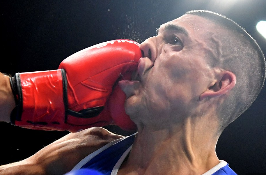 Boxeador hondureño Teófimo López, recibiendo golpe del francés Sofiane Oumiha.