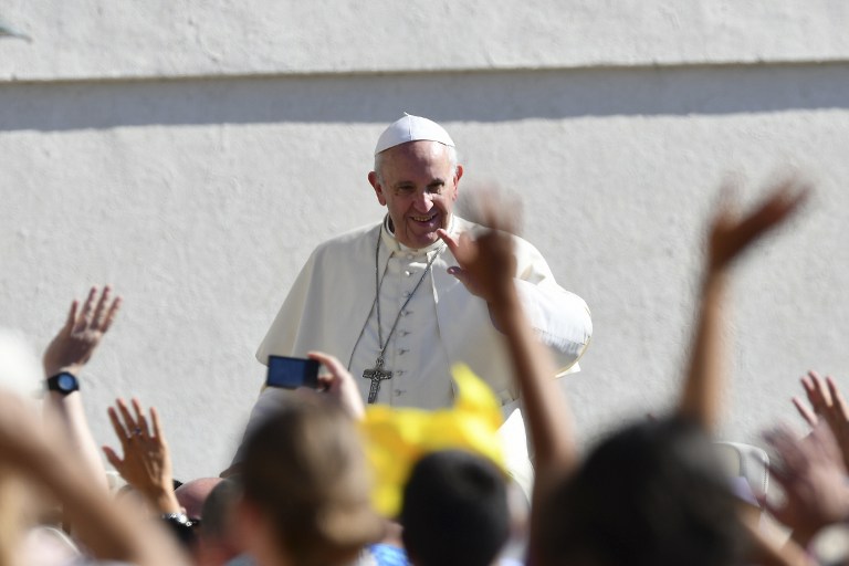El Papa Francisco y un grupo de fieles en el Vaticano. Pulzo.com