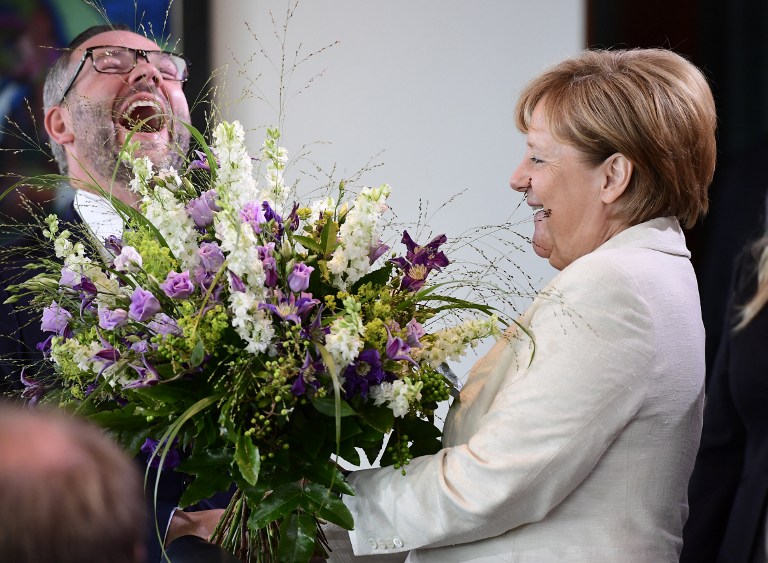Ángela Merkel y el Ministro de Estado de Alemania, Michael Roth, en su cumpleaños. Pulzo.com