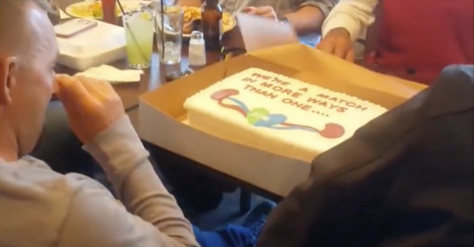 Con una torta de cumpleaños, una mujer le anunció a su esposo que le donará un riñón. Pulzo.com