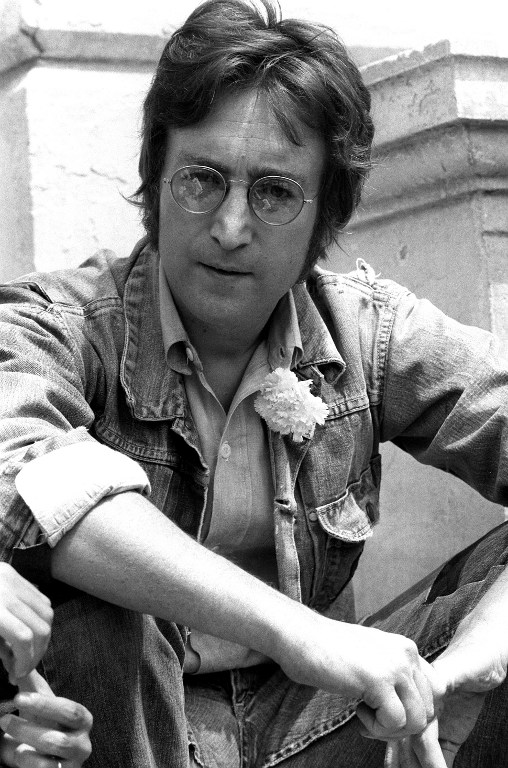  Le célèbre musicien et chanteur John Lennon pose pour les photographes le 17 mai 1971 à Cannes où il s'est rendu à l'occasion du Festival du Film. Le chanteur des Beatles a été assassiné le 08 décembre 1980 à New York, à l'âge de 40 ans. / AFP PHOTO