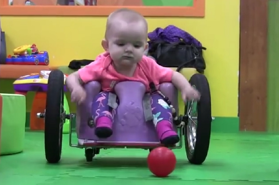 Bebé en silla de ruedas