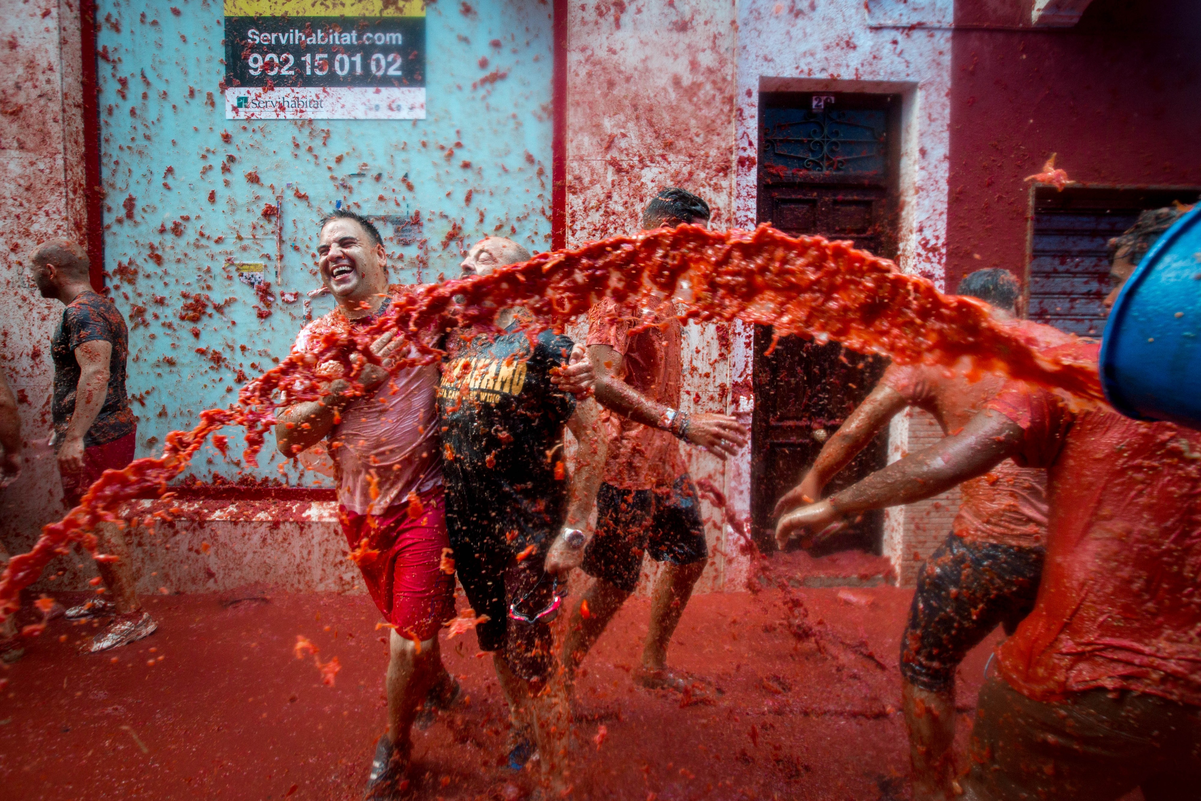 Guerra de tomates en España contra el machismo y la homofobia