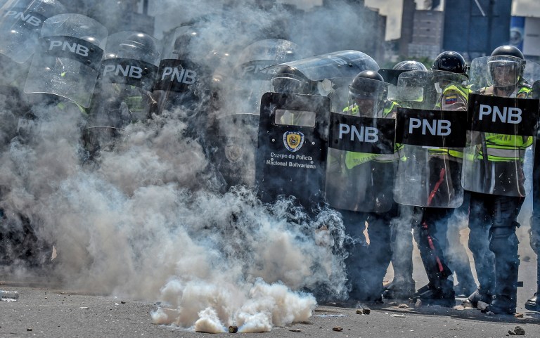 En la ‘Toma de Caracas’, policías antidisturbios se enfrentaron contra un grupo de manifestantes. Pulzo.com