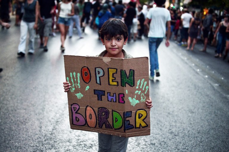 Un niño pidió apoyo para los refugiados, en Atenas, Grecia. Pulzo.com