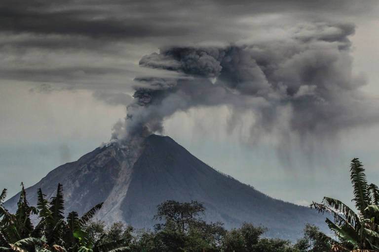El volcán Monte Sinabung esparció sus cenizas en la villa de Karo, al norte de la isla de Sumatra. Pulzo.com