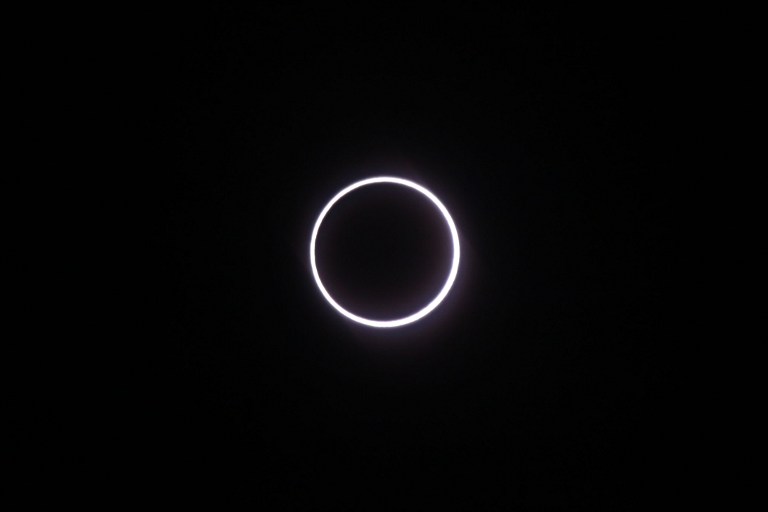 Un anillo, producto de un eclipse solar, iluminó el cielo en la isla de La Reunión. Pulzo.com