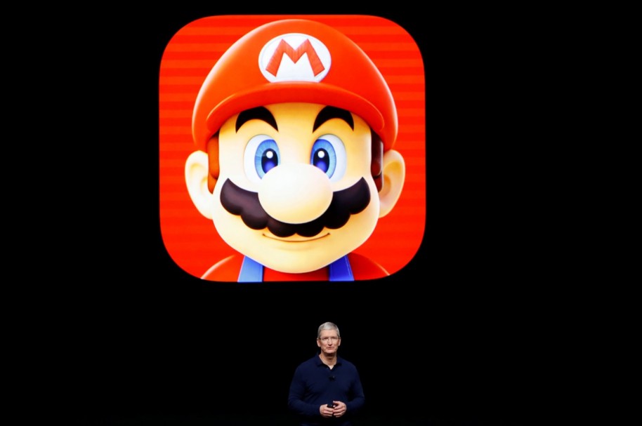 Super Mario y Apple (AFP)