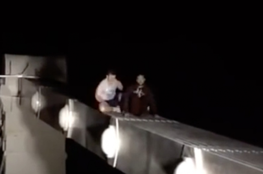 Un ruso se arrepintió de suicidarse desde un puente y después se cayó y murió. Pulzo.com