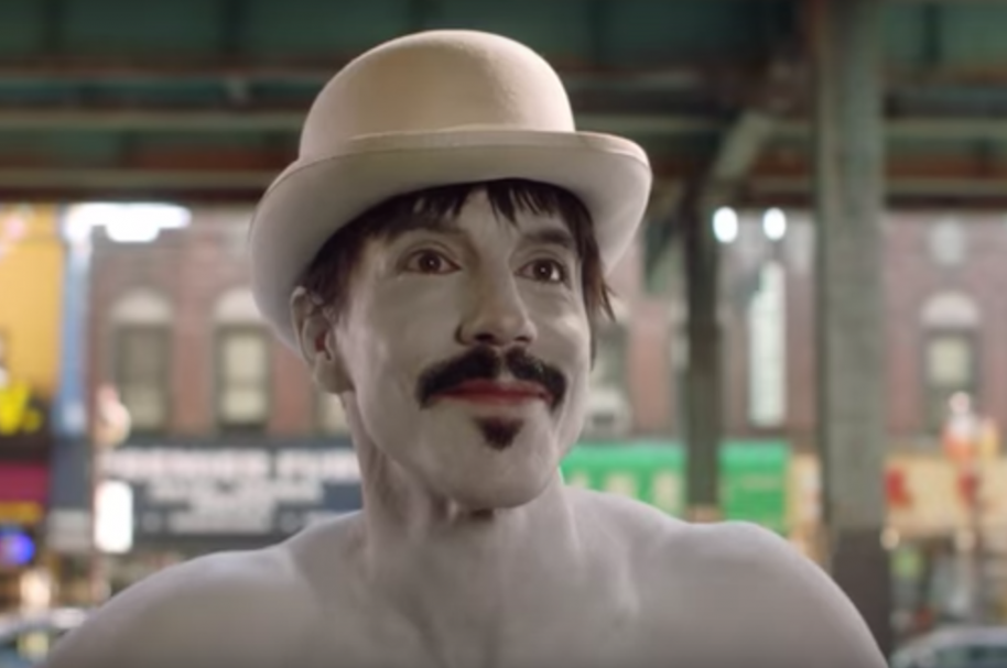 Anthony Kiedis imitó escenas de John Travolta en 'Saturday Night Fever'. Pulzo.com
