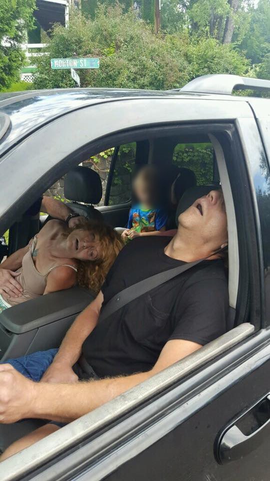 pareja conduce drogada con niño en el auto