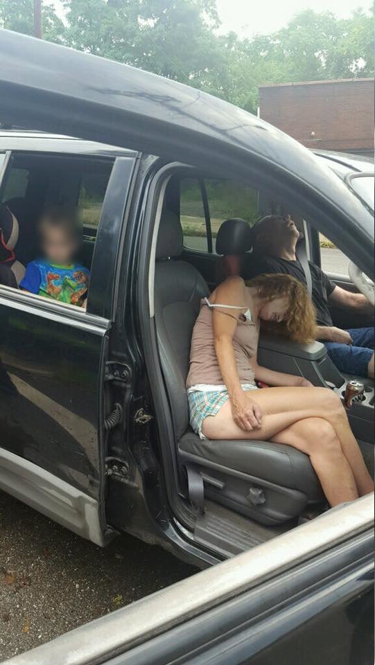 pareja drogada con niño en carro