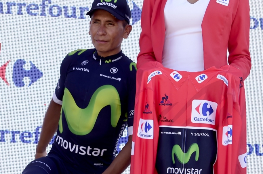 Nairo Quintana recibe la camiseta de líder en Vuelta a España