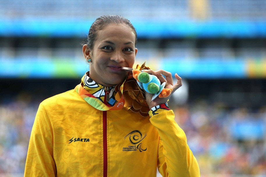 La colombiana Marta Liliana Hernández celebra con la medalla de bronce tras de los 100m femenino T36