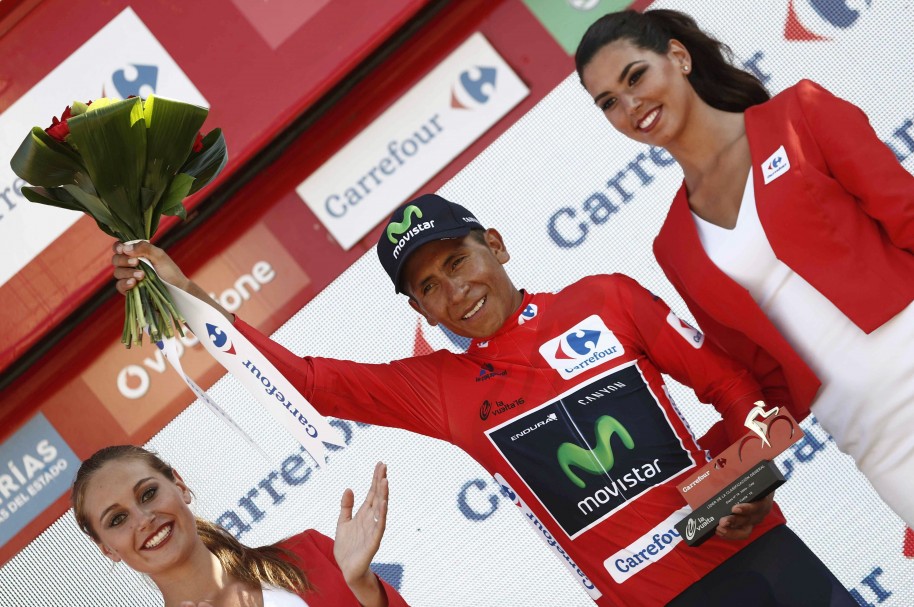El colombiano Nairo Quintana en el podio con el maillot de líder tras la decimonovena etapa de la Vuelta
