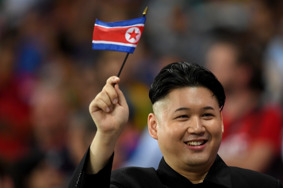 Un doble de Kim Jong-Un ondea la bandera de Corea del Norte.