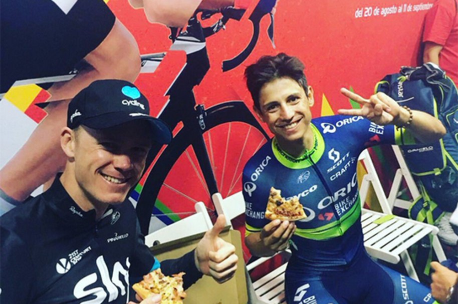 Los cilcistas comen pizza despues de La Vuelta
