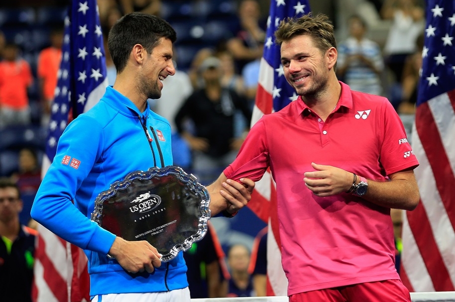 Novak Djokovic felicita a Stanislas Wawrinka por el triunfo.